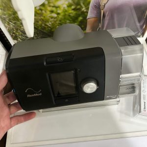 máy trợ thở ResMed AirStart 10 APAP giúp duy trì áp lực đường thở ổn định, hỗ trợ cải thiện tình trạng ngưng thở khi ngủ và ngủ ngáy.