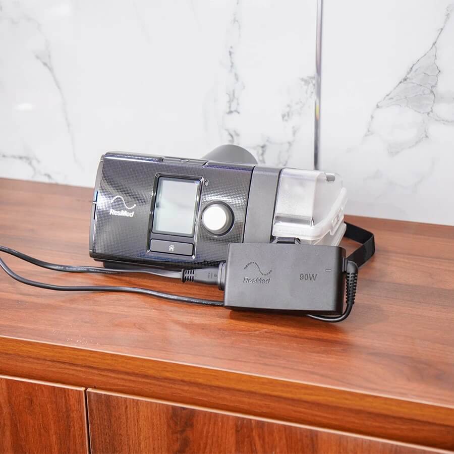 Bộ Nguồn 90W Air10 ResMed Dành Cho Dòng Máy Air Series 10 12 Hình ảnh thực tế Bộ nguồn 90W Air10 ResMed đang kết nối và cấp điện ổn định cho máy trợ thở AirSense 10.