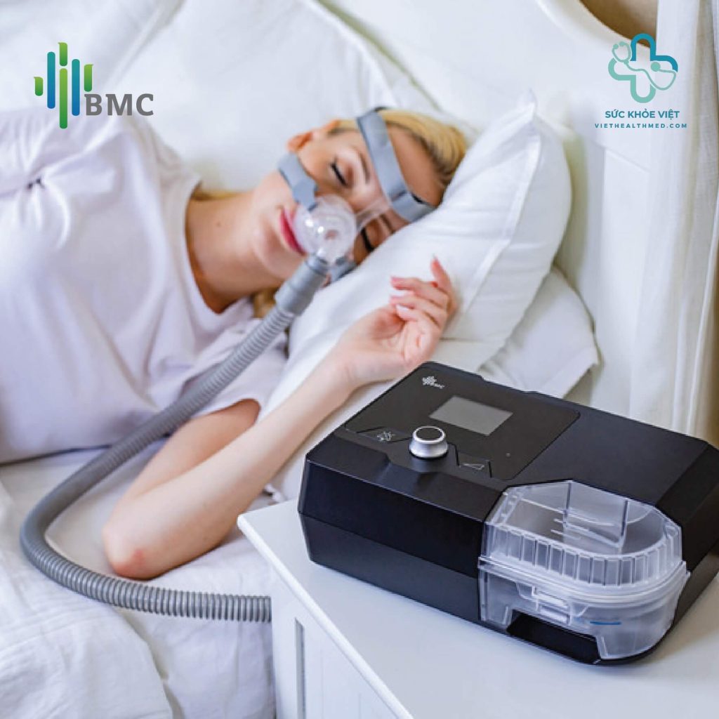 sử dụng máy thở không xâm nhập với mặt nạ mũi miệng để hỗ trợ hô hấp trong khi ngủ tại nhà.