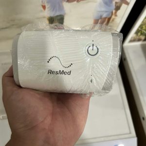 Máy trợ thở ResMed AirMini thanh lý độ mới 98%, thiết kế nhỏ gọn, phù hợp cho người cần điều trị ngưng thở khi ngủ.