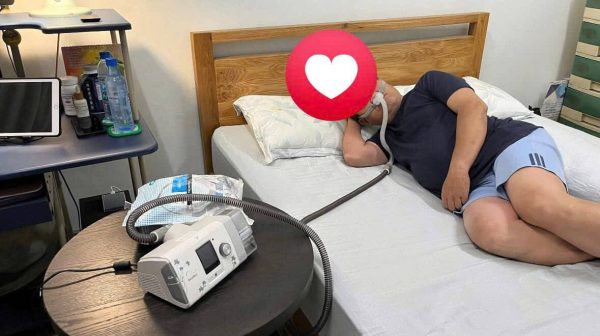 Sử dụng máy trợ thở điều trị ngủ ngáy tại nhà cho người mắc ngưng thở khi ngủ