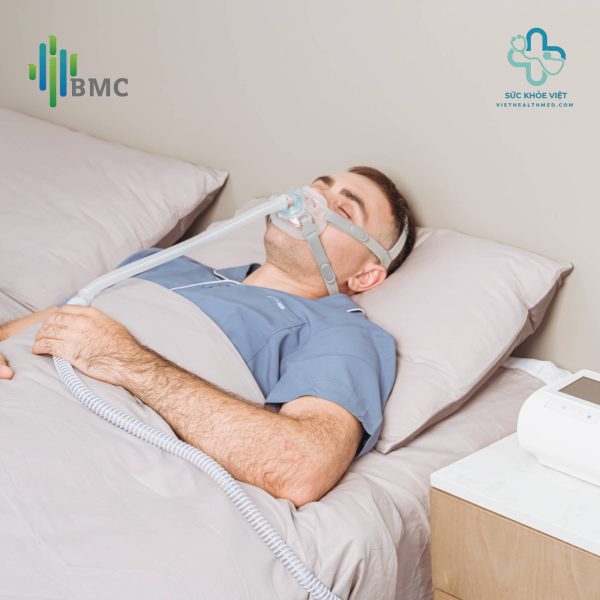 Người bệnh sử dụng máy trợ thở để điều trị ngưng thở khi ngủ và cải thiện chất lượng hô hấp khi ngủ.