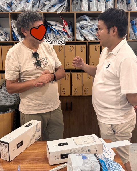 Khách hàng được trải nghiệm và nghe tư vấn chuyên sâu tại showroom của địa chỉ mua máy trợ thở uy tín.