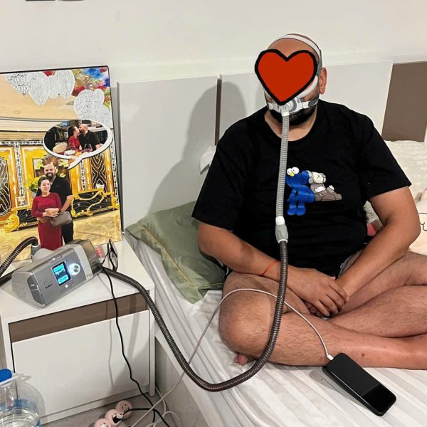 A patient using a ResMed AirSense 10 AutoSet device provided by a premium CPAP machine rental Ho Chi Minh service.