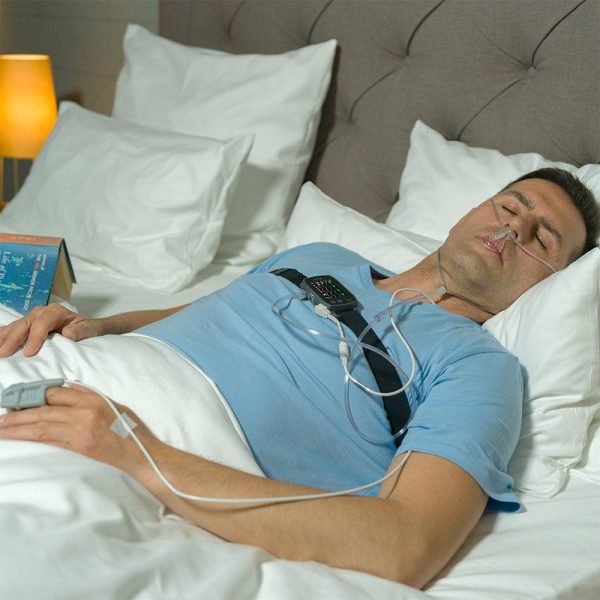 Theo dõi các chỉ số hô hấp và oxy máu trong quá trình đánh giá rối loạn hô hấp khi ngủ ở người mắc COPD.