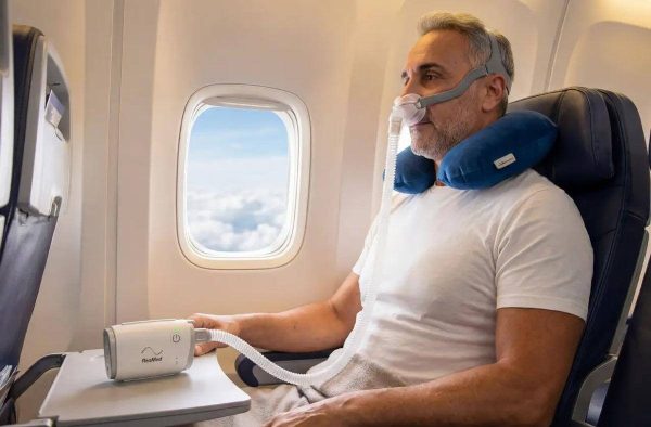 ResMed AirMini là dòng CPAP nhỏ gọn phù hợp với người cần duy trì liệu pháp khi thường xuyên đi công tác, du lịch hoặc di chuyển bằng máy bay.