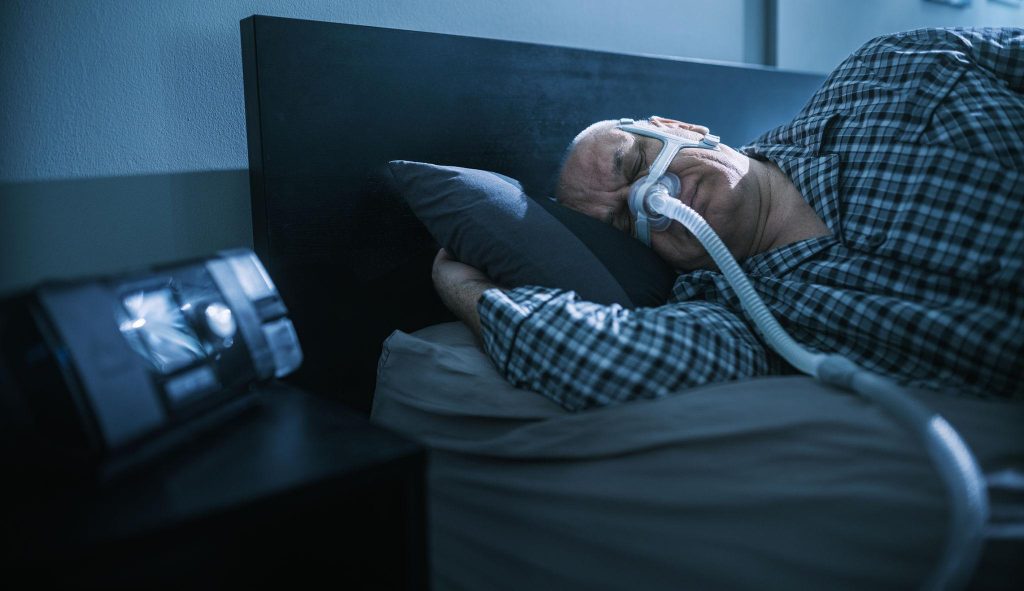 Hội chứng giảm thông khí do béo phì OHS: Nguyên Nhân 4 CPAP và NIV là các phương pháp hỗ trợ thông khí bằng áp lực dương được sử dụng trong điều trị Hội Chứng Giảm Thông Khí Do Béo Phì, với lựa chọn phương pháp phụ thuộc vào kiểu hình rối loạn hô hấp khi ngủ, mức độ tăng CO₂ và đáp ứng điều trị.