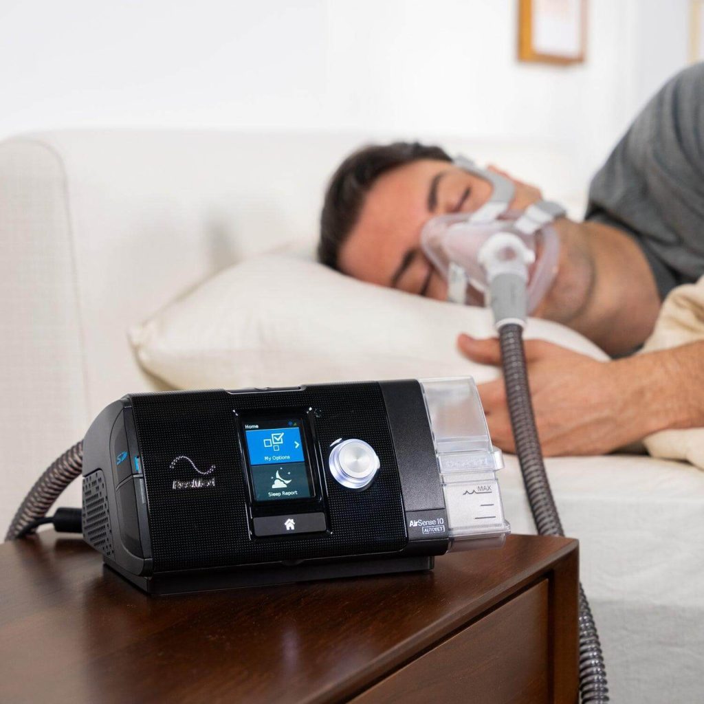 Dùng Máy CPAP Trong Phòng Ngủ Chung: Cách Hạn Chế Tiếng Ồn 4 Để hạn chế ảnh hưởng đến người ngủ cạnh, người sử dụng CPAP nên kiểm tra độ vừa của mặt nạ, tình trạng dây dẫn và các kết nối trước khi ngủ. Đặt máy trên bề mặt phẳng, ổn định, giữ khu vực thông thoáng và sắp xếp đường ống tránh bị kéo căng giúp việc sử dụng thiết bị thuận tiện hơn. Nếu tiếng ồn bất thường hoặc rò khí kéo dài, cần đánh giá lại mặt nạ và thiết bị thay vì tự ý thay đổi áp lực điều trị.