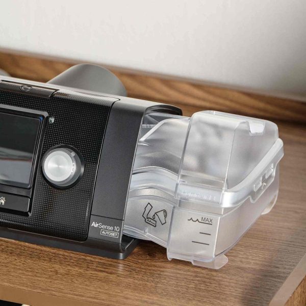 Khi bị khô miệng hoặc nghẹt mũi trong quá trình sử dụng CPAP, người dùng nên kiểm tra độ kín của mặt nạ, tình trạng ống dẫn khí và cài đặt độ ẩm theo hướng dẫn. Nếu triệu chứng kéo dài, cần được đánh giá để tìm nguyên nhân và hướng xử lý phù hợp.