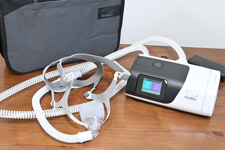 Nhận Máy Thở CPAP Tại Nhà: 6 Điều Cần Kiểm Tra Trước Khi Dùng 4 Sau khi nhận máy, người dùng cần biết cách vệ sinh và bảo quản các bộ phận theo hướng dẫn của nhà sản xuất, nhận diện những vấn đề có thể gặp khi bắt đầu điều trị và biết nơi liên hệ khi máy hoặc mặt nạ phát sinh sự cố.