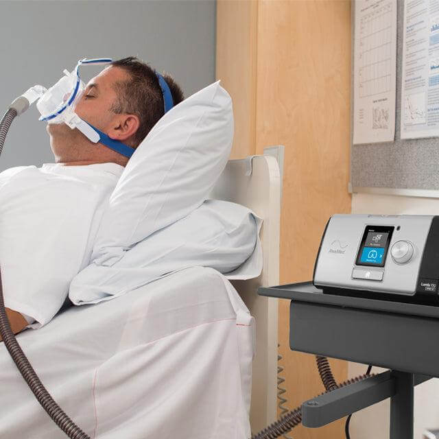 Người bệnh COPD giữ CO₂ khi ngủ: Máy Lumis hỗ trợ ra sao? 2 Người bệnh COPD có thể gặp tình trạng giảm thông khí khi ngủ, khiến CO₂ tích tụ trong một số trường hợp. Việc đánh giá chức năng hô hấp giúp xác định người bệnh có cần hỗ trợ thông khí không xâm nhập bằng thiết bị như ResMed Lumis 150 ST hay không.