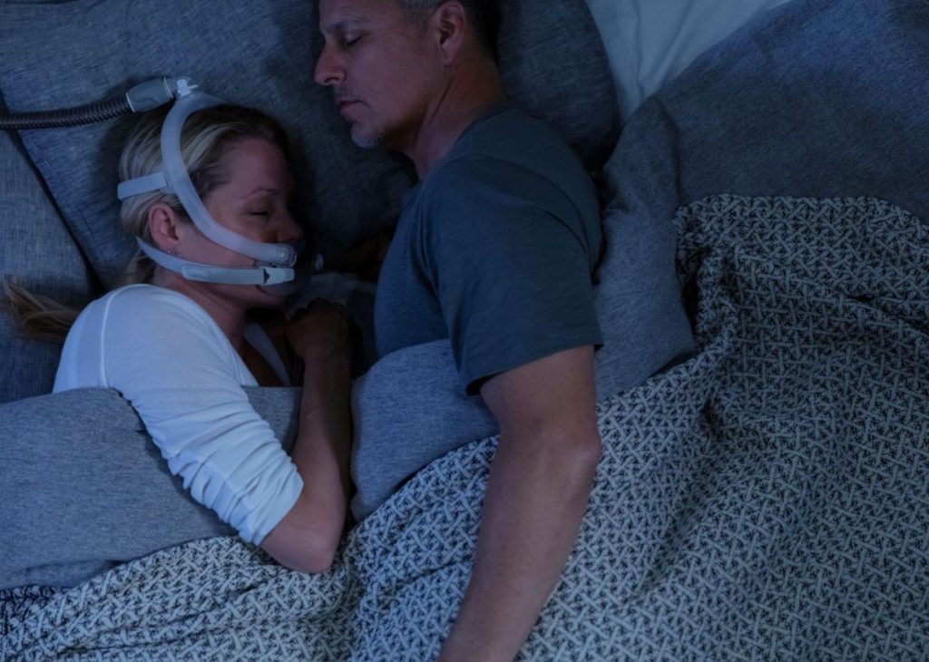 Dùng Máy CPAP Trong Phòng Ngủ Chung: Cách Hạn Chế Tiếng Ồn 2 Sử dụng máy trợ thở CPAP trong phòng ngủ chung có thể ảnh hưởng đến giấc ngủ của người nằm cạnh do tiếng ồn khi máy hoạt động, tiếng rò khí quanh mặt nạ hoặc việc điều chỉnh thiết bị vào ban đêm. Xác định đúng nguyên nhân giúp người dùng tìm cách cải thiện chất lượng giấc ngủ mà vẫn duy trì liệu pháp CPAP.