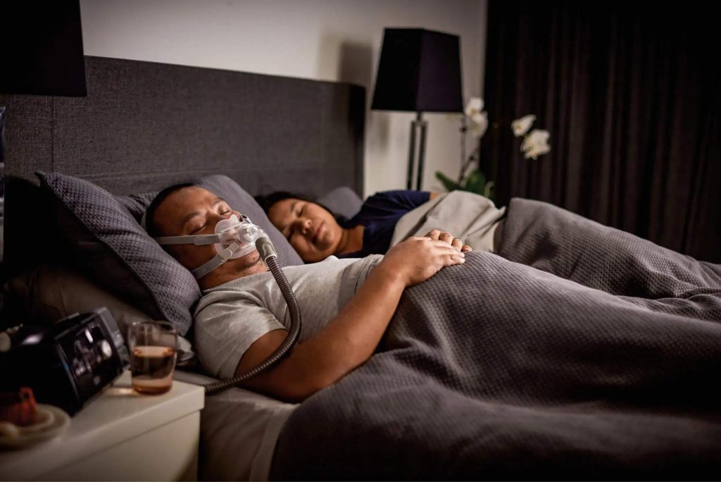 Ngưng thở khi ngủ có thể làm gián đoạn giấc ngủ và gây giảm oxy máu từng đợt, ảnh hưởng đến sự tỉnh táo, tốc độ xử lý thông tin và một số chức năng trí nhớ. Điều trị CPAP có thể cải thiện một số biểu hiện nhận thức ở người bệnh, nhưng mức độ đáp ứng không giống nhau và không bảo đảm trí nhớ phục hồi hoàn toàn.