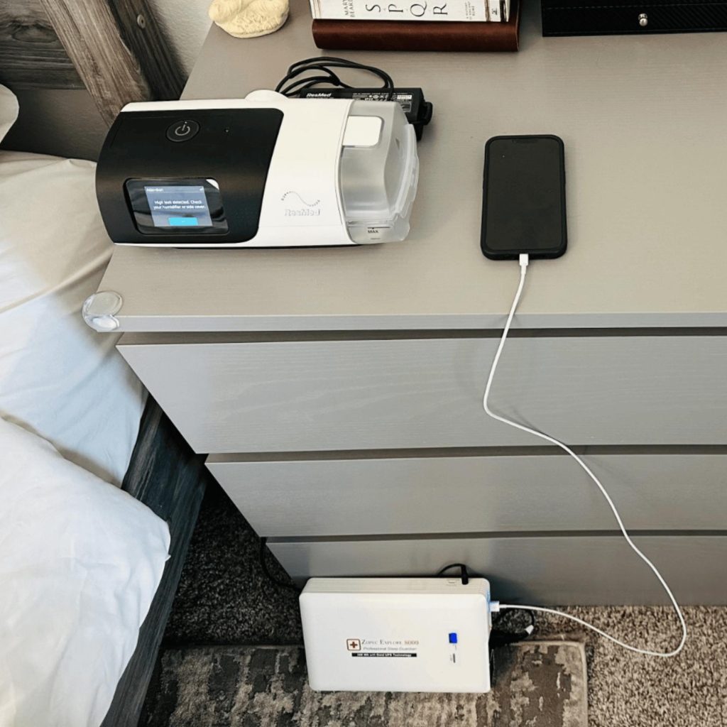 Nguồn điện dự phòng có thể giúp duy trì hoạt động của máy CPAP khi mất điện, nhưng thời gian sử dụng phụ thuộc vào dung lượng khả dụng, mức tiêu thụ điện và cấu hình thiết bị. Người dùng cần kiểm tra điện áp, công suất, đầu nối và khả năng tương thích với model máy trước khi lựa chọn.