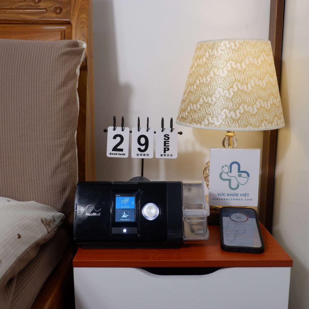 ResMed AirSense 10 AutoSet Và BMC G2S A20: So Sánh Những Tiêu Chí Nào? 2 ResMed AirSense 10 AutoSet và BMC G2S A20 là hai dòng máy CPAP tự động được đặt lên bàn cân về chế độ điều trị, tính năng hỗ trợ sử dụng, khả năng theo dõi dữ liệu và chi phí đầu tư. Việc so sánh các tiêu chí này giúp người dùng có cơ sở lựa chọn thiết bị phù hợp với nhu cầu điều trị tại nhà.